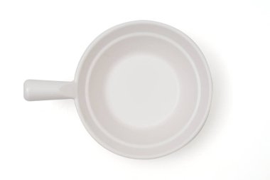 beyaz arkaplanda izole seramik tureen