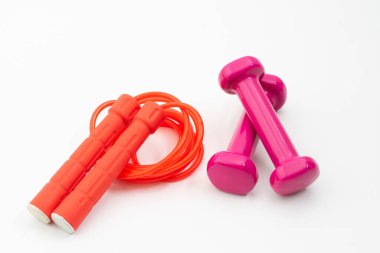 Dambıllar ve atlama halatı beyaz arka planda izole edilmiş