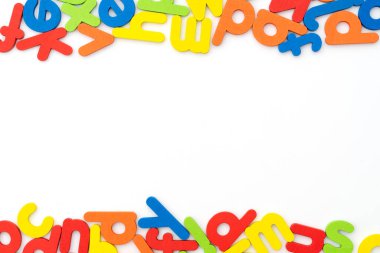 Beyaz arkaplanda çerçeve renkli İngilizce alfabesi