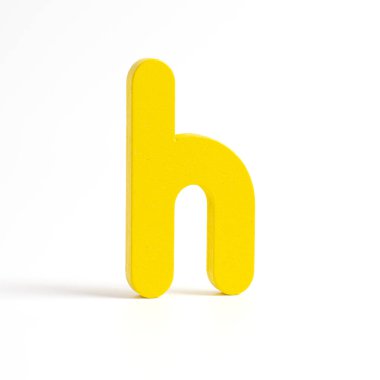 Beyaz arkaplanda izole edilmiş renkli ahşap h harfleri