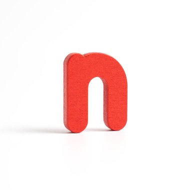 Beyaz arkaplanda izole edilmiş renkli ahşap harfler