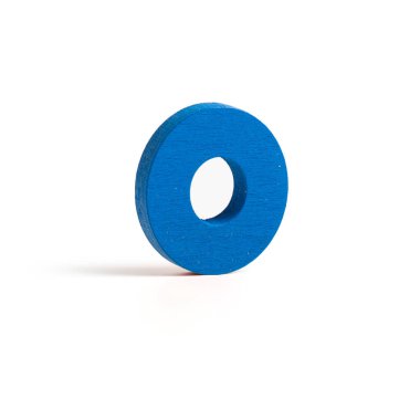 Renkli ahşap beyaz arkaplanda izole bir harf