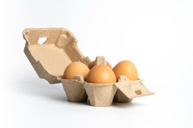 Beyaz arka planda kahverengi tavuk yumurtası kutusu