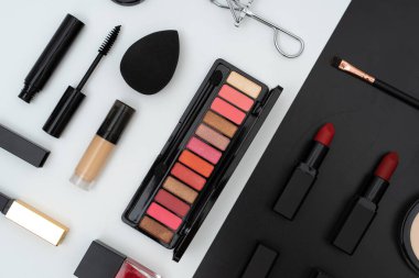 Dekoratif kozmetikleri beyaz ve siyah üzerine yerleştir