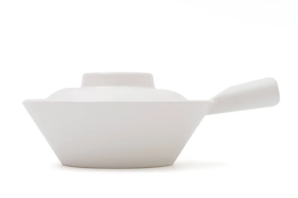 白色衬底上隔离的陶瓷砂锅 — 图库照片