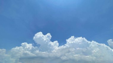 Güzel gökyüzü manzaralı beyaz bulut