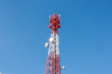 Mavi gökyüzü iletişim anteni