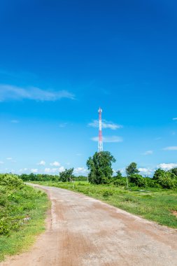 Kırmızı ve Beyaz Kule farklı antenleri açık gökyüzü altında bir sürü ile iletişim.