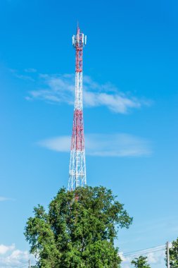 Kırmızı ve Beyaz Kule farklı antenleri açık gökyüzü altında bir sürü ile iletişim.