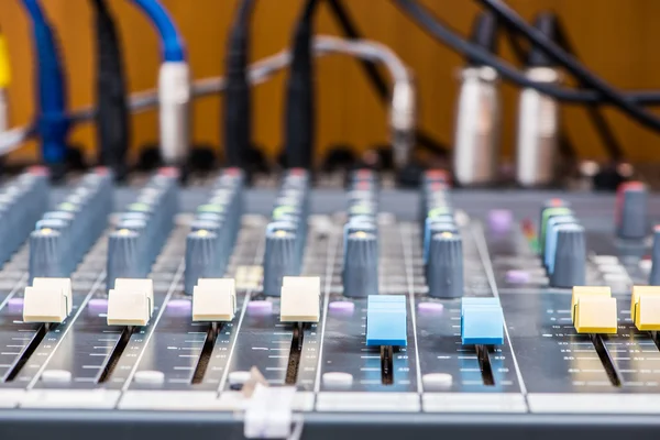 Elektronische geluid mixer apparatuur close-up — Stockfoto