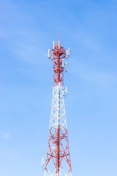 Mavi gökyüzü üzerinde kırmızı ve beyaz anten — Stok fotoğraf