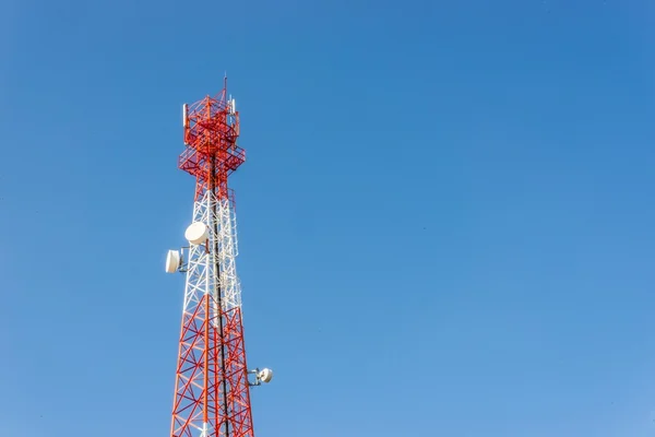 Communications antenna on blue sky — Stock Photo, Image