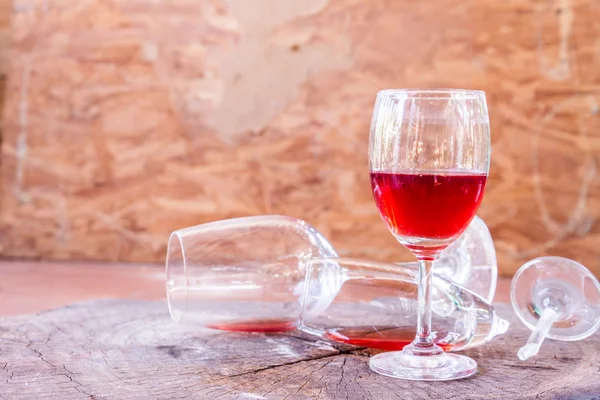 Красное вино на деревянном фоне — стоковое фото