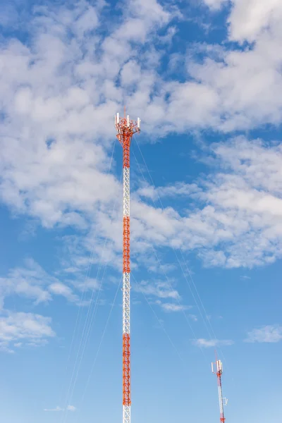 Torre roja y blanca de comunicaciones con un montón de diferentes —  Fotos de Stock