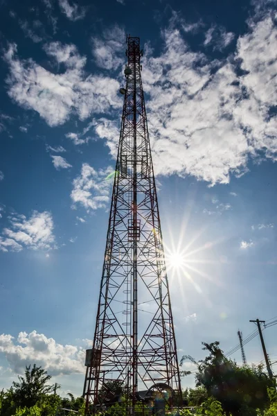 Siluet bir anten iletim. Tower adlı güneş Fuarı ile güzel. — Stok fotoğraf