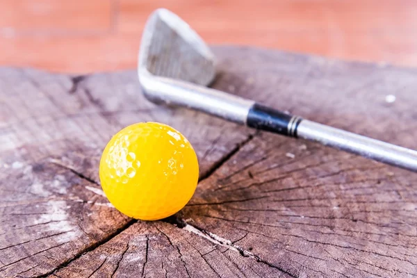 Martwa natura żółty Miniature Golf piłka na białe tło. — Zdjęcie stockowe