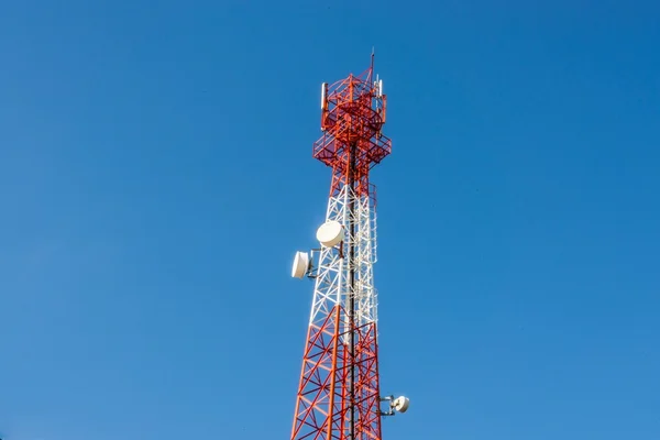 Communications antenna on blue sky — Stock Photo, Image