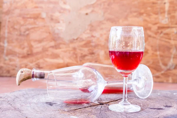 Červené víno na obraz zátiší dřevěné pozadí — Stock fotografie