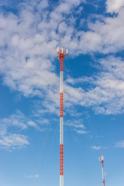 Torre roja y blanca de comunicaciones con un montón de diferentes — Foto de Stock