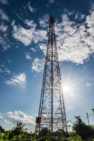 Siluet bir anten iletim. Tower adlı güneş Fuarı ile güzel. — Stok fotoğraf
