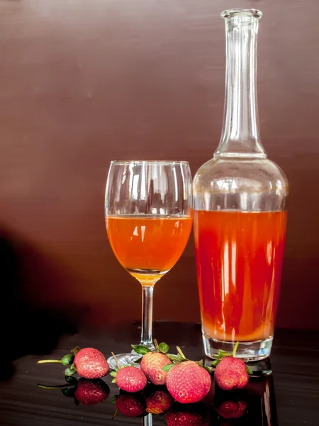 Strawberries and wine — Stock Photo, Image