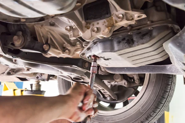 Mechanic motorolie wijzigen. — Stockfoto