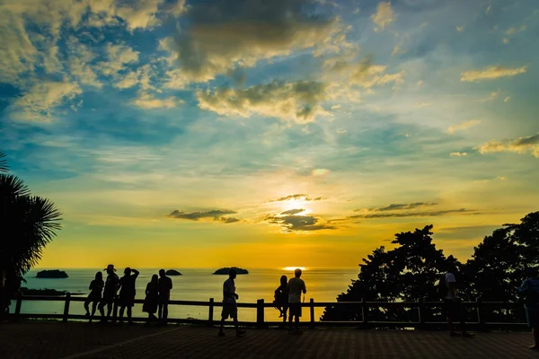 Silhouet mensen nemen foto — Stockfoto