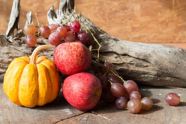 Rote Äpfel und Trauben und Kürbis — Stockfoto