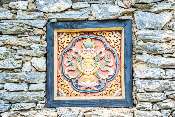 Finestra in legno e parete rocciosa del bhutan — Foto Stock