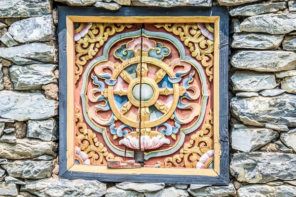 Finestra in legno e parete rocciosa del bhutan — Foto Stock