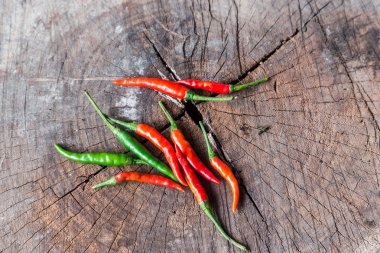 ahşap zemin üzerine biber biber