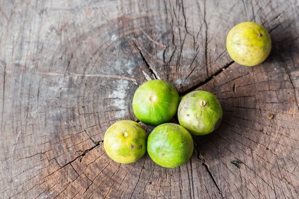 Limes fresco sul tavolo di legno — Foto Stock