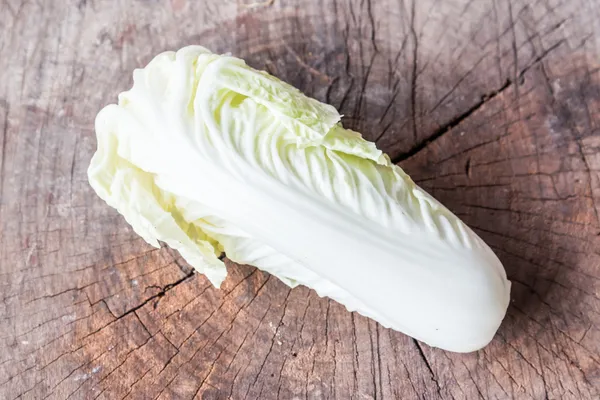 marul bir rustik ahşap tahta üzerinde kalbinde