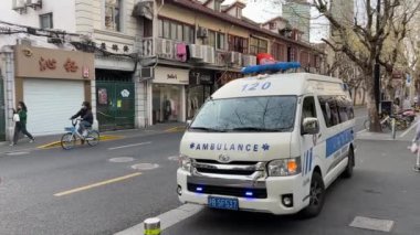 SHANGHAI, ÇİN - 31 Mart 2022 Sokakta acil durum ışıkları açık ambulans