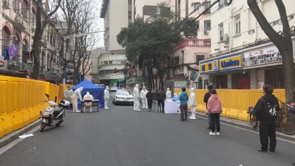 ШАНХАЙ, КИТАЙ - 2 апреля 2022 года: Заблокирована улица шатрами для испытаний ковидов — стоковое видео