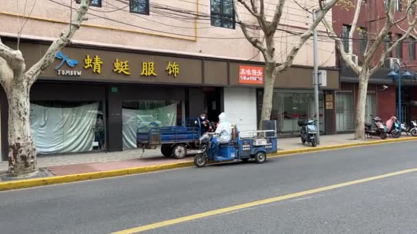ШАНХАЙ, Китай - 31 марта 2022 года: человек в защитном костюме на улице — стоковое видео