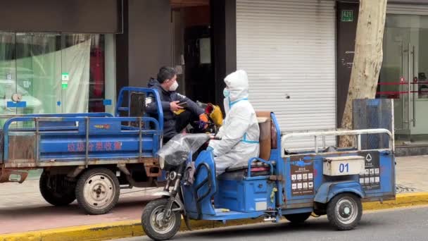 SHANGHAI, CHINA - MARCH 31, 2022: trash collector in hazmat suit — Stock Video