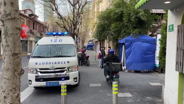 SHANGHAI, ČÍNA - 31. března 2022: Ambulance vedle kovidního řídícího stanu — Stock video