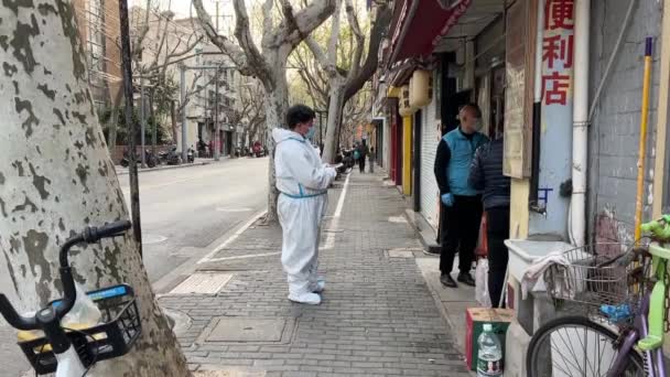 SHANGHAI, CHINA - MARCH 31, 2022: man in hazmat suit standing in the street — Stock Video