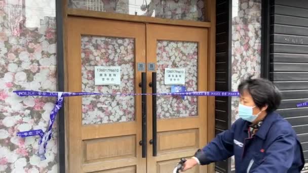 SHANGHAI, CHINA - 31 de marzo de 2022: varias tiendas cerradas con cinta policial — Vídeos de Stock