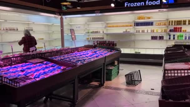 SHANGHAI, CHINA - MARCH 31, 2022: empty shelves in shop before lockdown — Stock Video