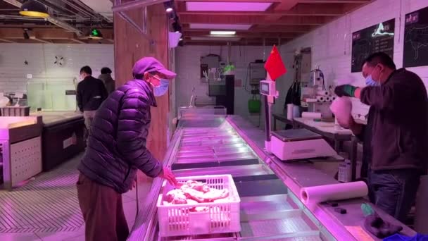 SHANGHAI, CHINA - MARCH 31, 2022: man buys last meat with empty shelves in shop — Stock Video