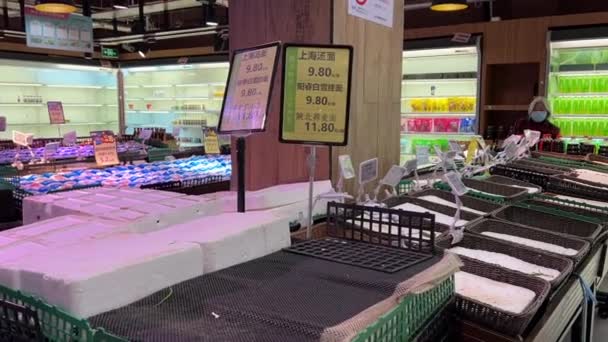 上海、中国- 2022年3月31日:ロックダウンする前にスーパーマーケットで食べ物がない — ストック動画