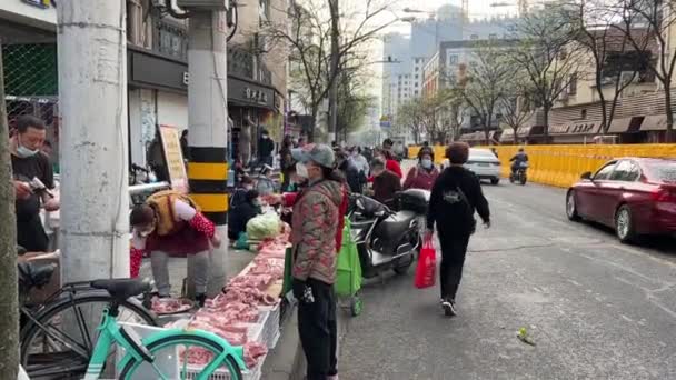 SHANGHAI, CHINA - MARCH 31, 2022: people selling on sidewalk before lockdown — Stock Video