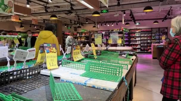 SHANGHAI, CHINA - MARCH 31, 2022: empty shelves in supermarket before lockdown — Stock Video