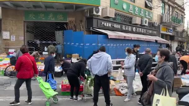 SHANGHAI, Čína - 31. března 2022: lidé nakupují potraviny mimo uzamčený trh — Stock video