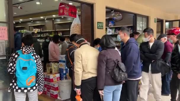 ШАНХАЙ, Китай - 31 марта 2022 года: люди выстраиваются в очередь за покупками для блокировки — стоковое видео