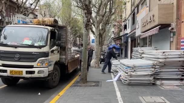 SHANGHAI, CHINA - MARCH 31, 2022: workers unloading partitions to block the city — Stock Video