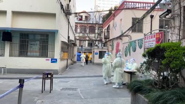 SHANGHAI, CHINA - APRIL 4, 2022: people in hazmat suits get ready for covid test — Stock Video