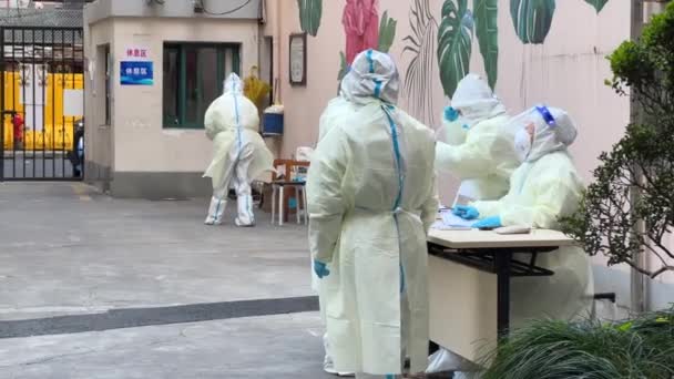 SHANGHAI, CHINA - APRIL 4, 2022: people in hazmat suits get ready to test covid — Stock Video